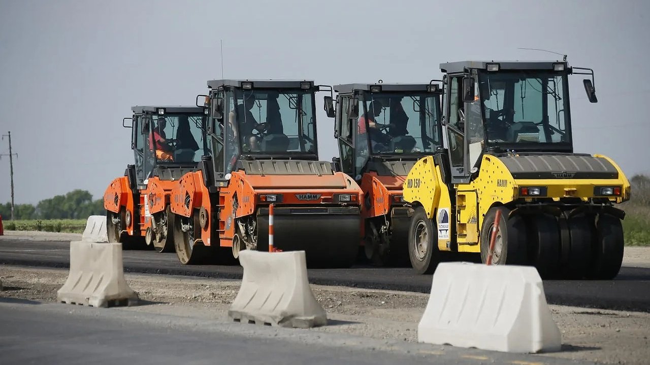 Главная картинка новости: «Ждем новую дорогу»: жительница Кубани на «Прямой линии» попросила губернатора отремонтировать путь к Центру единоборств