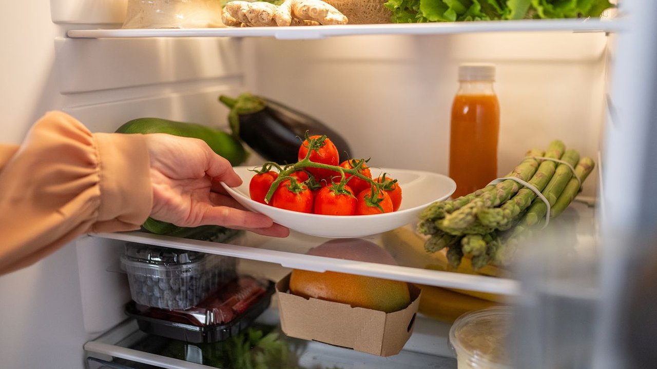 Главная картинка новости: Порядок в холодильнике: простые принципы хранения продуктов