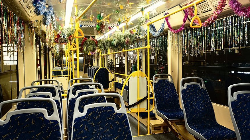 Главная картинка новости: Первый праздничный троллейбус начал курсировать по улицам Новороссийска