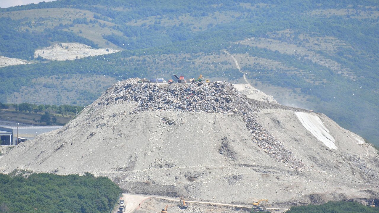 Главная картинка новости: Жители Новороссийска просят Путина вмешаться в ситуацию с горящей свалкой