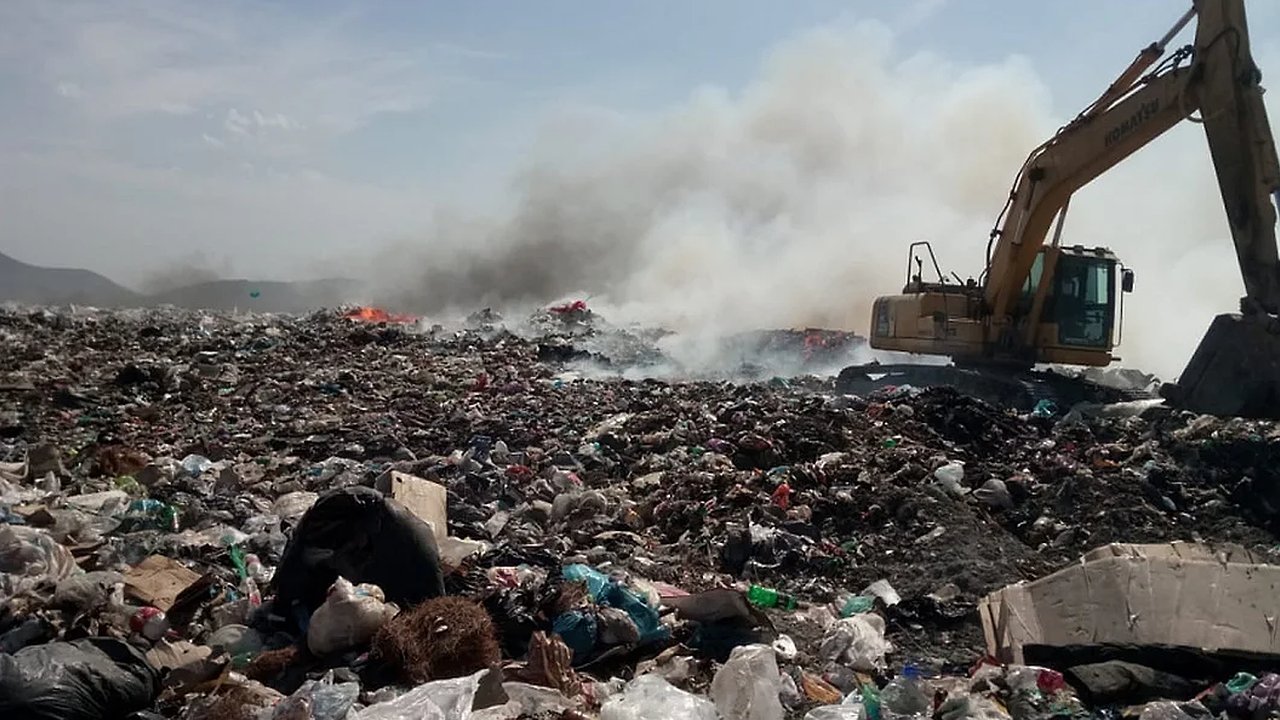 Главная картинка новости: В Новороссийске продолжают тушить мусорный полигон, засыпав уже более 3 тысяч тонн грунта