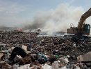 В Новороссийске продолжают тушить мусорный полигон, засыпав уже более 3 тысяч тонн грунта