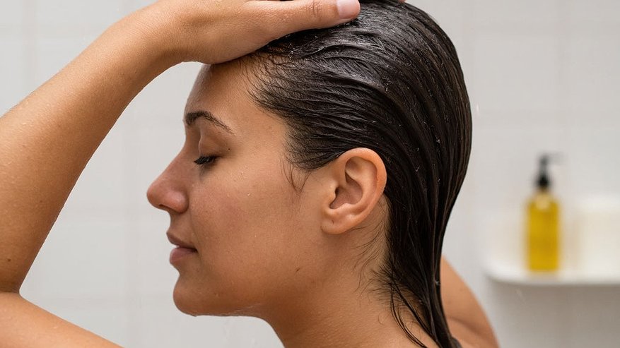 Главная картинка новости: Добавляю 2 капли в шампунь и забыла про выпадение и жидкие волосы: мой надёжный домашний секрет