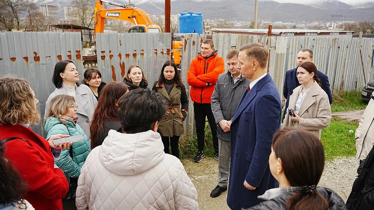 Главная картинка новости: Губернатору доложили, а мэр приехал сам: в Новороссийске разбираются со скандальной детской площадкой и вечным долгостроем