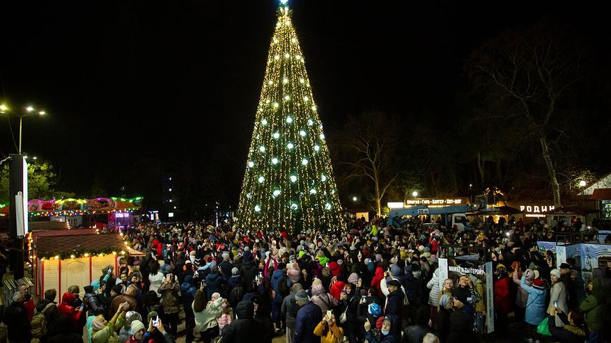 Главная картинка новости: В Новороссийске массово отменяют новогодние гуляния и фейерверки. Решение мэра