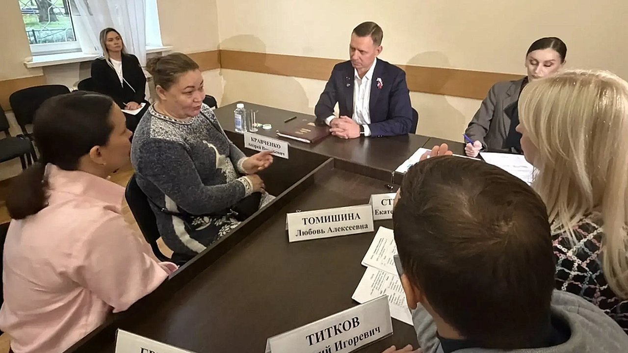 Главная картинка новости: Глава Новороссийска Андрей Кравченко вместе с командой администрации провёл личный приём жителей в городском театре