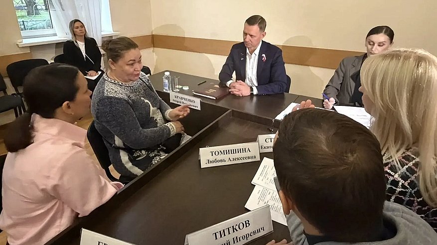 Главная картинка новости: Глава Новороссийска Андрей Кравченко вместе с командой администрации провёл личный приём жителей в городском театре