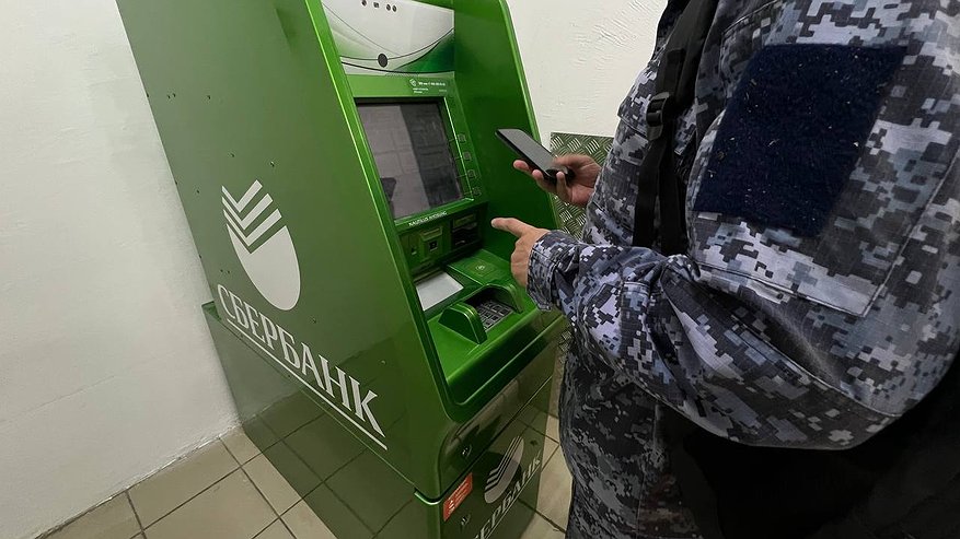 Главная картинка новости: Назван способ, как не попасть в блок из-за перевода денег родственникам