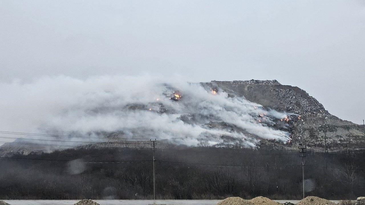 Главная картинка новости: В Новороссийске за 10 дней лишь немного сократили пожар на свалке. Власти объяснили причину