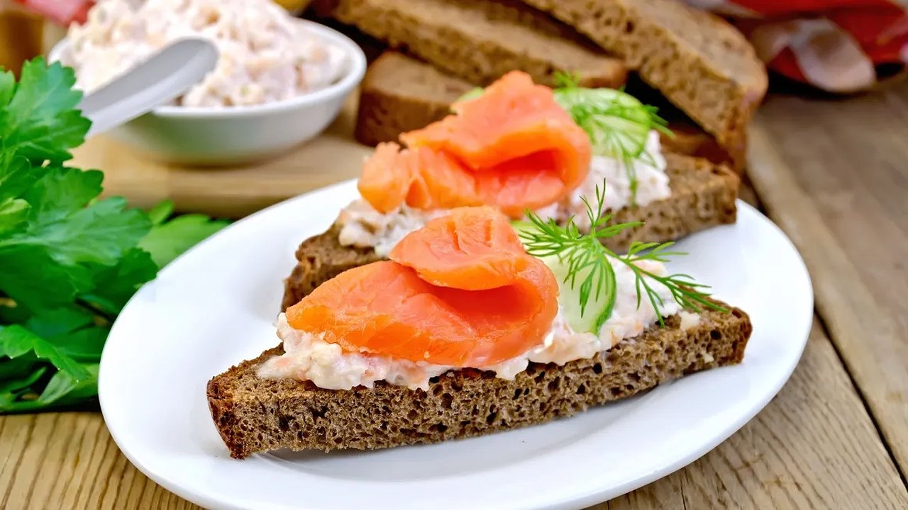 Главная картинка новости: Всё делали неправильно: этот простой бутерброд может заменить ужин. Главный секрет — в соусе