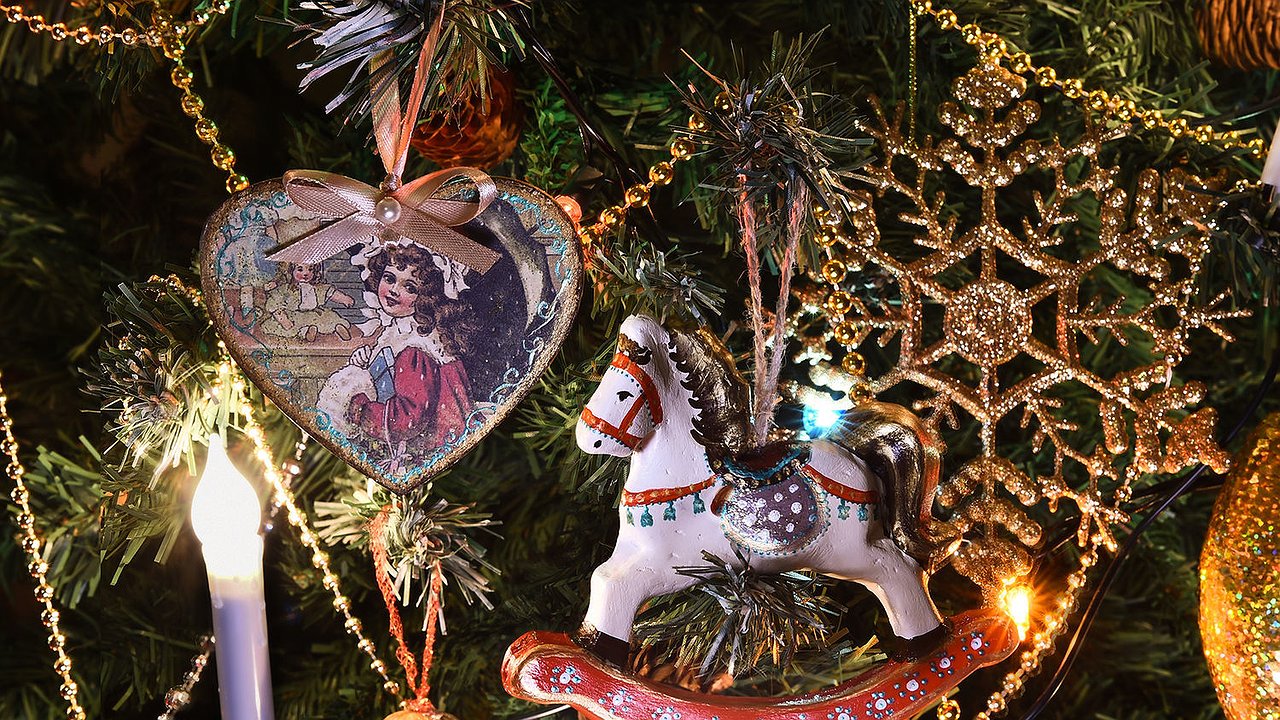 Главная картинка новости: Винтаж вместо масс-маркета: 6 идей осмысленных подарков с историей на Новый год