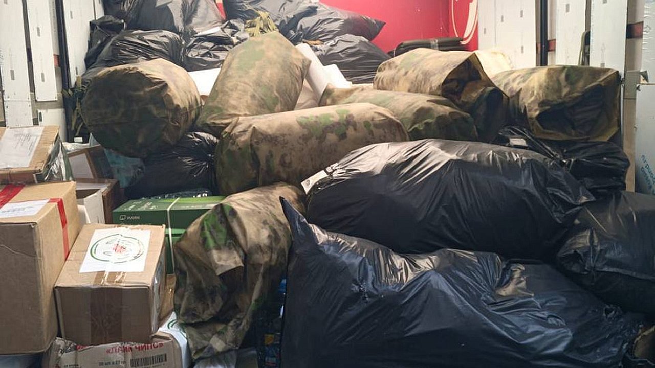 Главная картинка новости: Новороссийские спасатели и волонтеры отправили на фронт машины, лекарства и теплые посылки