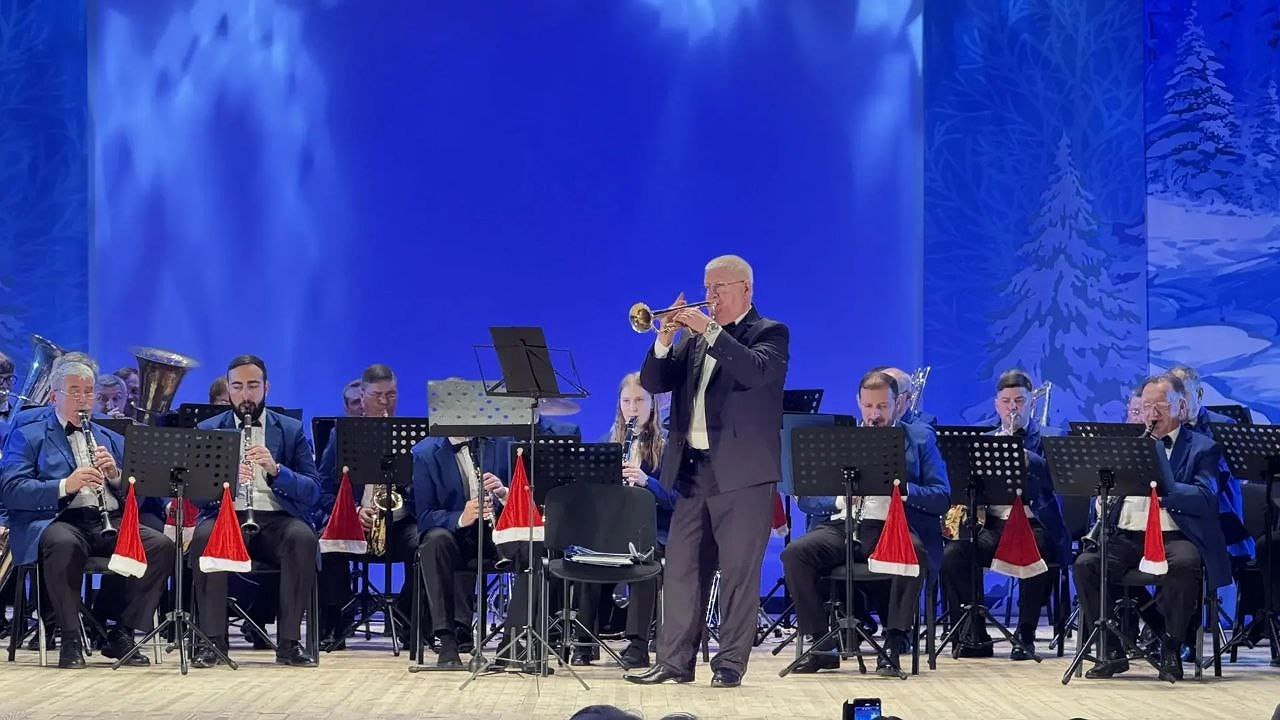 Главная картинка новости: «Праздник души» с саксофонами и трубой: Новороссийский оркестр покорил публику новогодним концертом