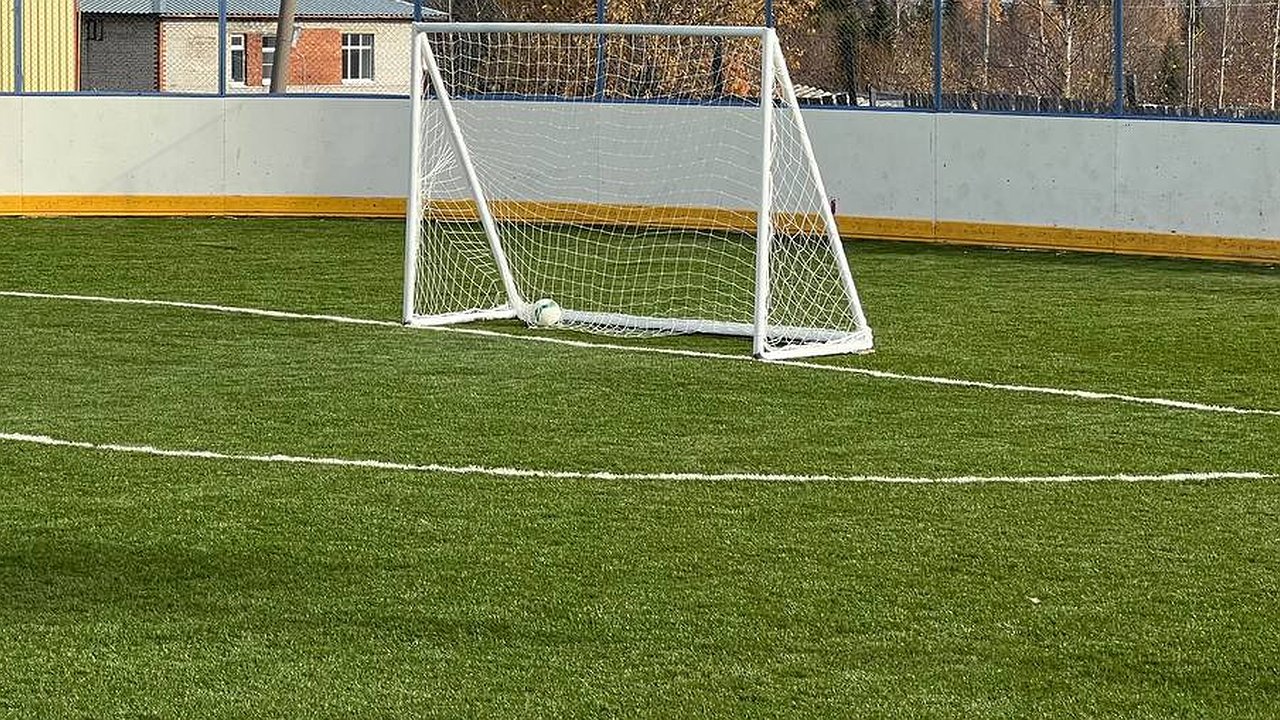 Главная картинка новости: Стадион «Строитель» в Новороссийске готовят к вечерним матчам и соревнованиям высокого уровня