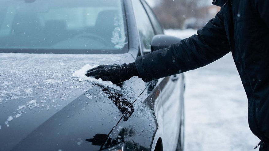 Главная картинка новости: Разрушители лака: 5 самых опасных способов очистить машину ото льда, о которых все знают