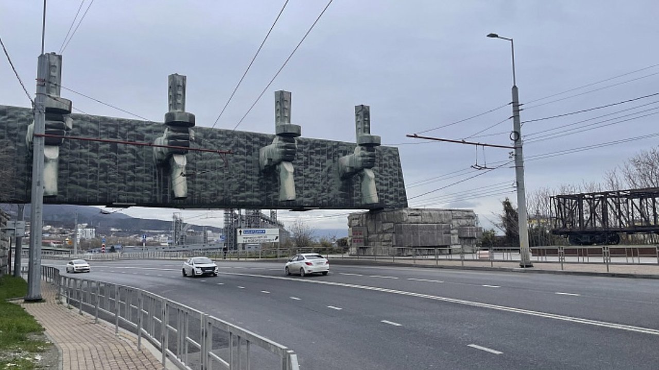 Главная картинка новости: Завершён первый этап ремонта 5-километрового участка трассы М-4 «Дон» в Новороссийске