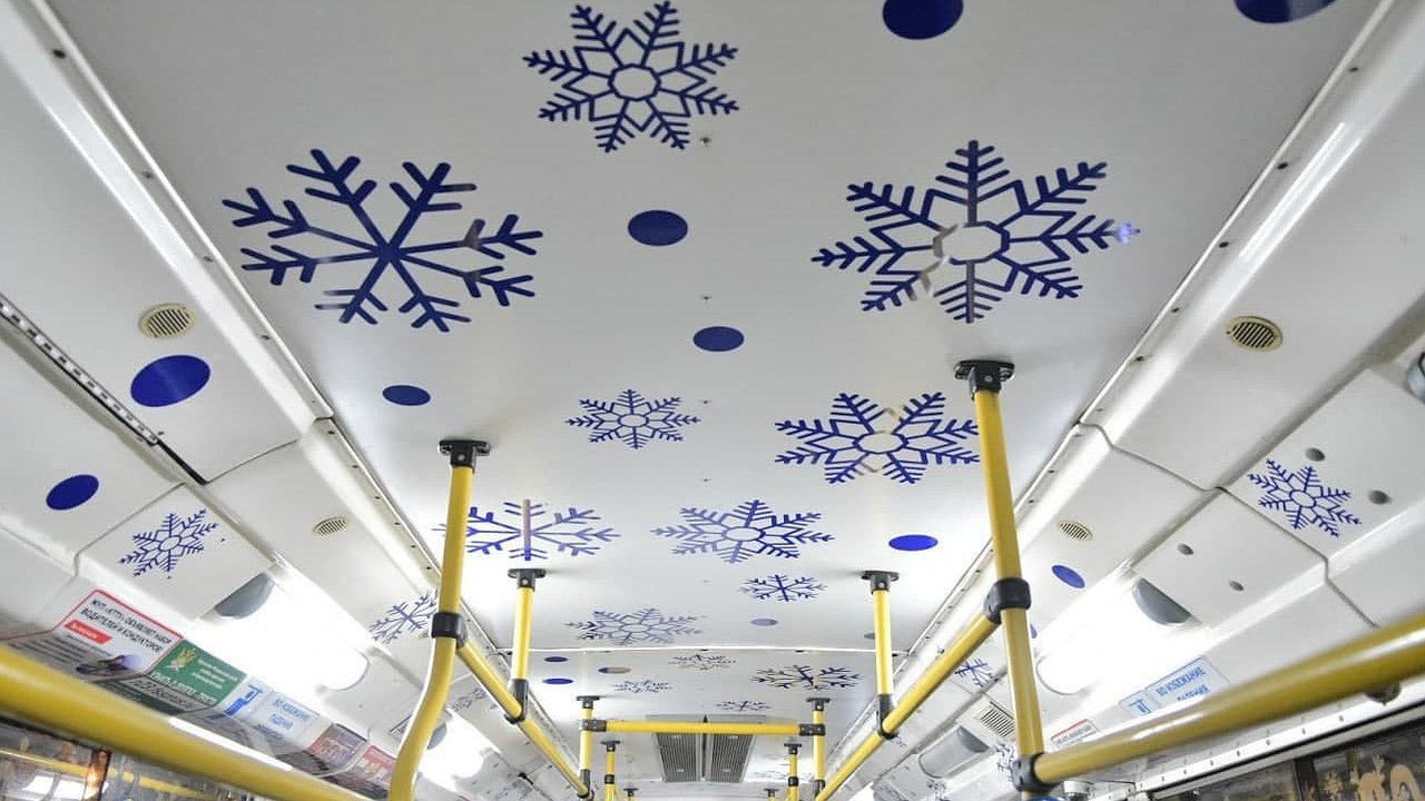 Главная картинка новости: Новогодний троллейбус-гирлянда появился на улицах Новороссийска