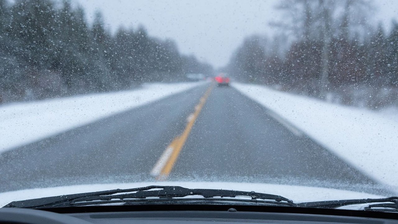 Главная картинка новости: Распыляю пару раз на лобовое — и стёкла не запотевают ни утром, ни в пробке: прозрачность держится весь день