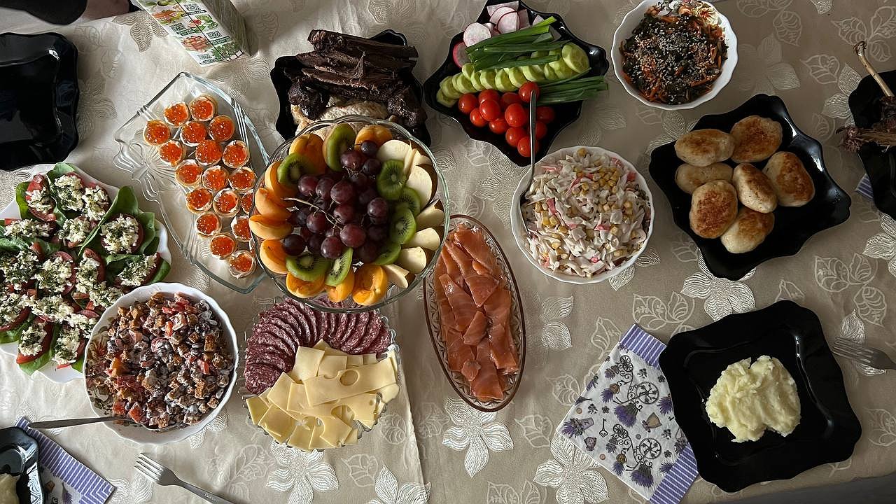 Главная картинка новости: Многие хозяйки больше не готовят мясо с картошкой: вот что они ставят на новогодний стол — быстро и очень вкусно