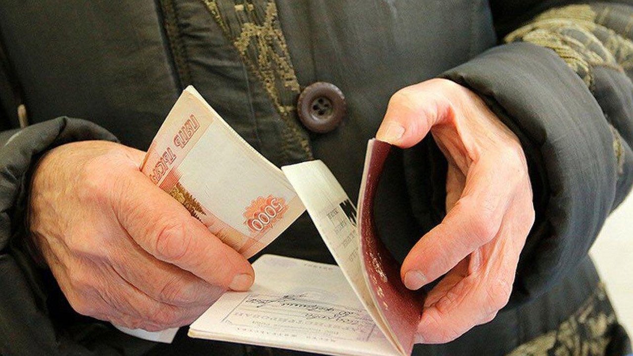 Главная картинка новости: Пенсионерам объяснили, зачем не стоит держать все свои накопления на карте