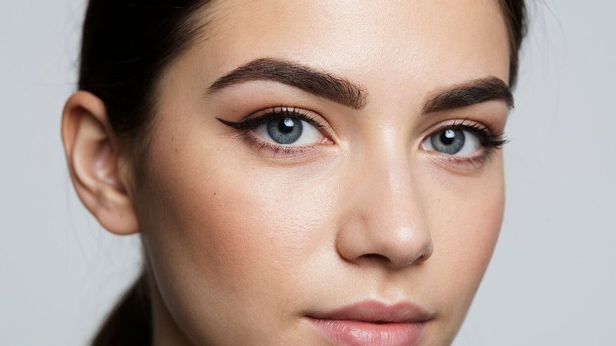 Главная картинка новости: 10 минут — и лицо преображается: брови в 2026 году выполняют то, на что раньше требовался час