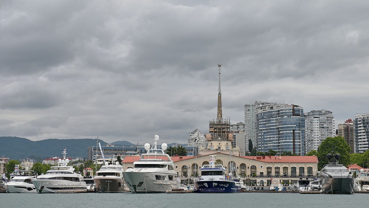 Главная картинка новости: Паром из Турции в Сочи так и не попал в порт. Рейс отменили после двух попыток