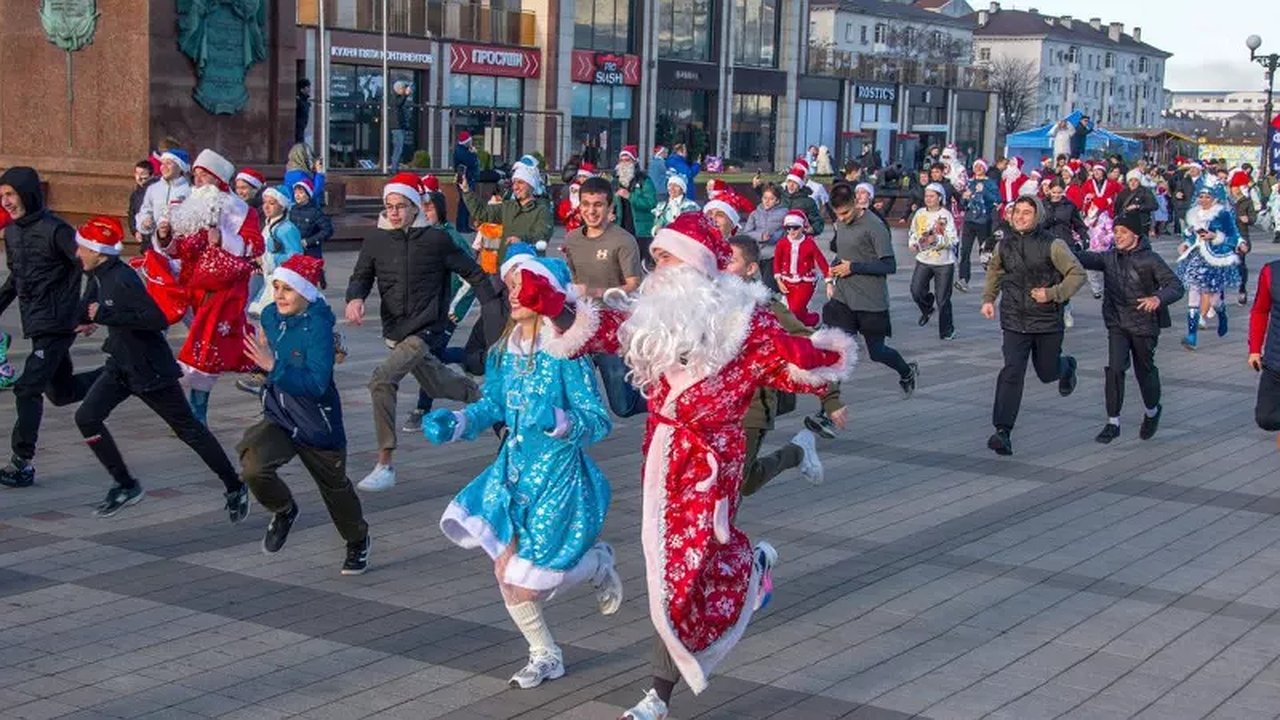 Главная картинка новости: Сотня зимних волшебников: в Новороссийске устроили массовый забег в костюмах Деда Мороза