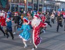 Сотня зимних волшебников: в Новороссийске устроили массовый забег в костюмах Деда Мороза