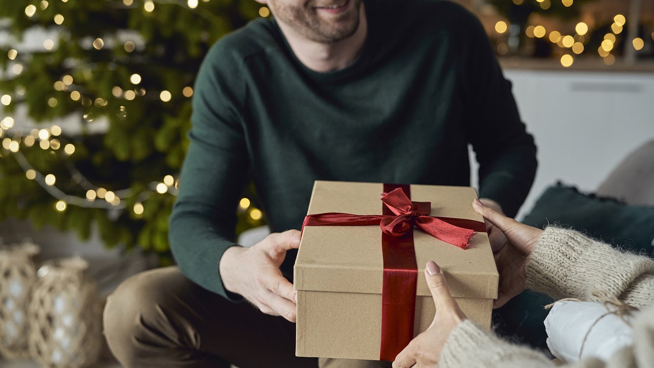 Главная картинка новости: Что подарить мужчине на Новый год: 5 стильных вещей, которые изменят его образ