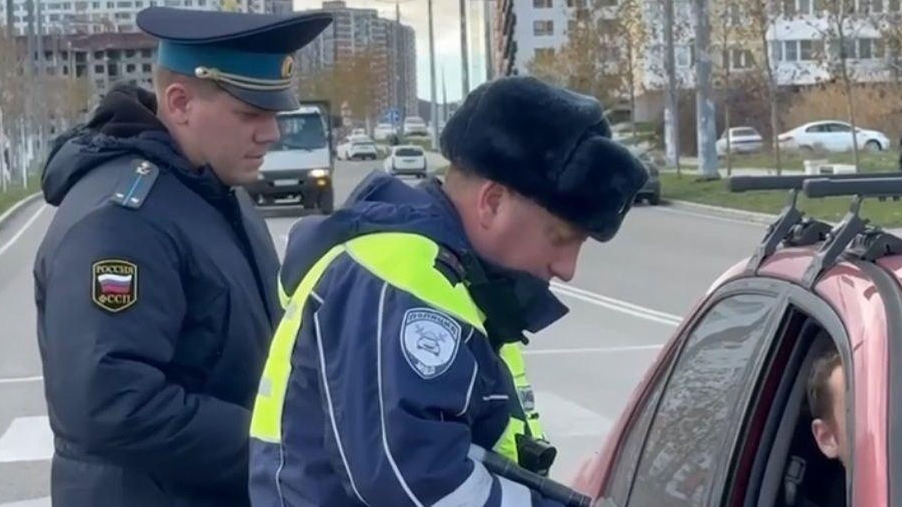 Главная картинка новости: В Новороссийске «Дорожный патруль» выявил задолжников по налоговым платежам. У одного изъяли автомобиль