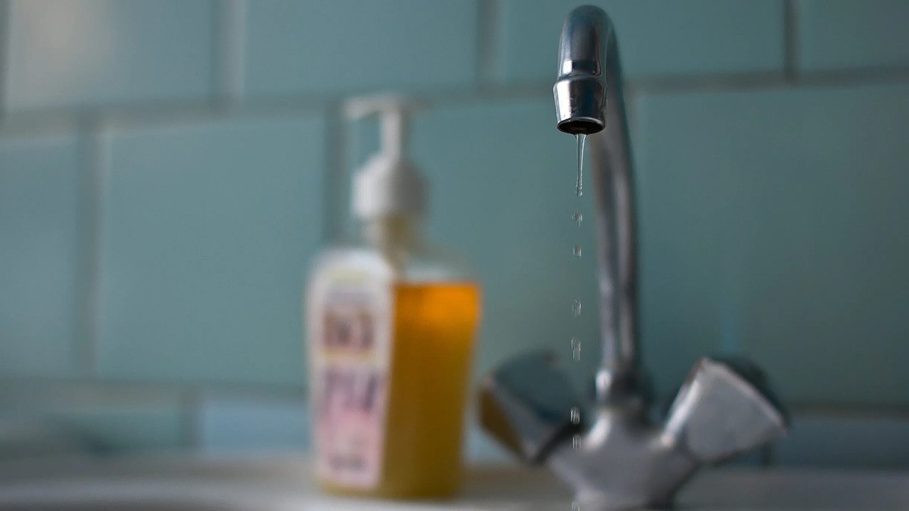 Главная картинка новости: Порыв трубы в Новороссийске: на проспекте Ленина отключили воду, «Водоканал» организует подвоз для жителей