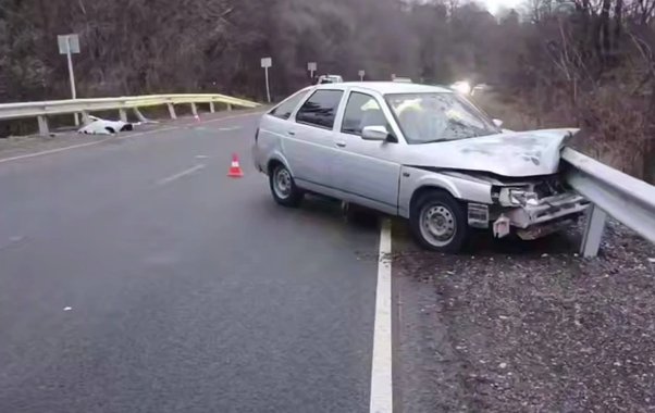 Под Новороссийском легковой автомобиль вылетел в отбойник, водитель погиб
