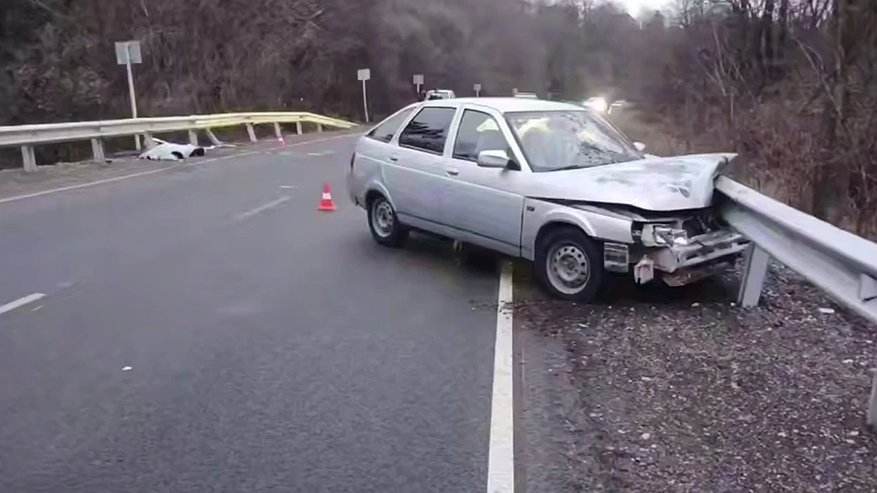 Главная картинка новости: Под Новороссийском легковой автомобиль вылетел в отбойник, водитель погиб