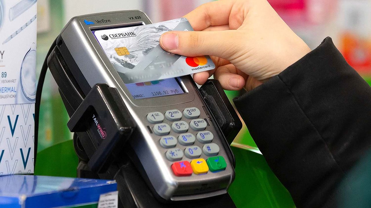 Главная картинка новости: Почему не стоит хранить всю пенсию на банковской карте