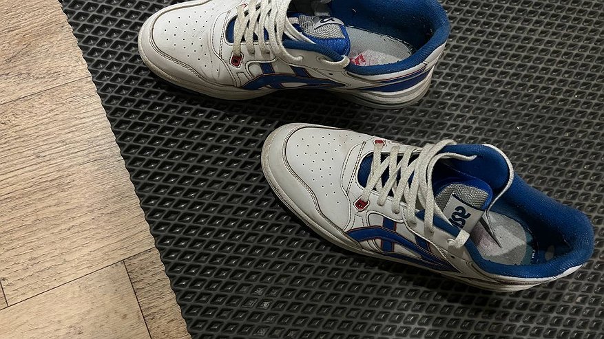 Главная картинка новости: Избавляемся от запаха в кроссовках тем, что все держат для полоскания: просто насыпаю на ночь — утром пахнет чистотой