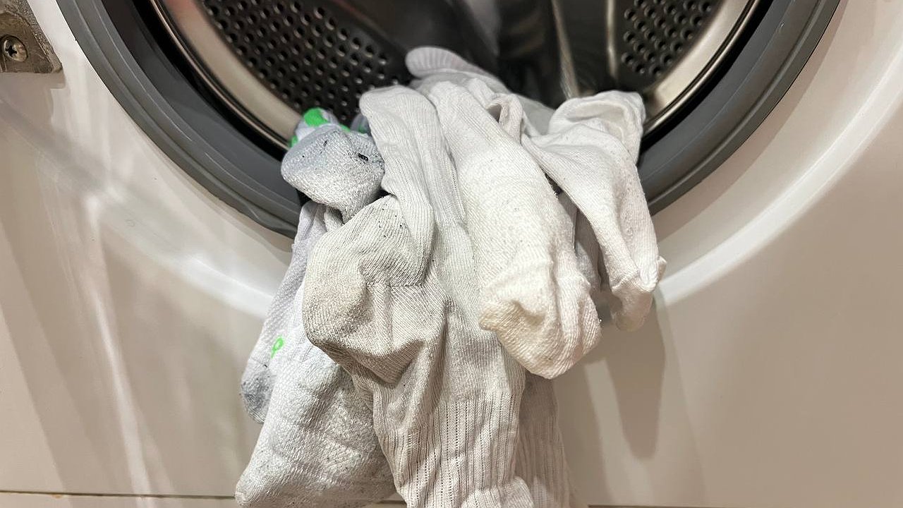 Главная картинка новости: Добавляю 2 ложки в таз и даже носки с пятнами становятся белоснежными: простой секрет