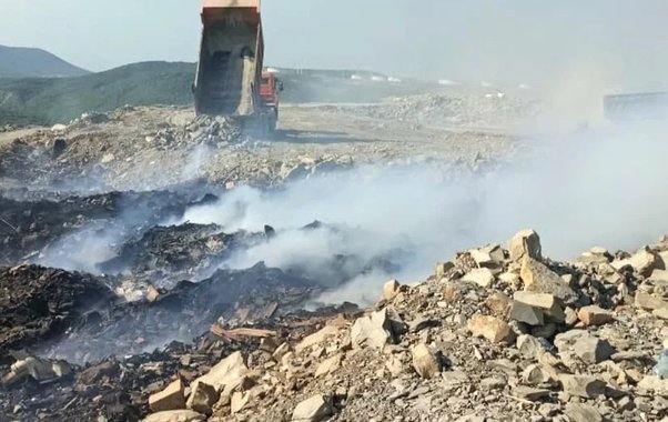 В Новороссийске на горящем полигоне организовали новую площадку для временного приема мусора