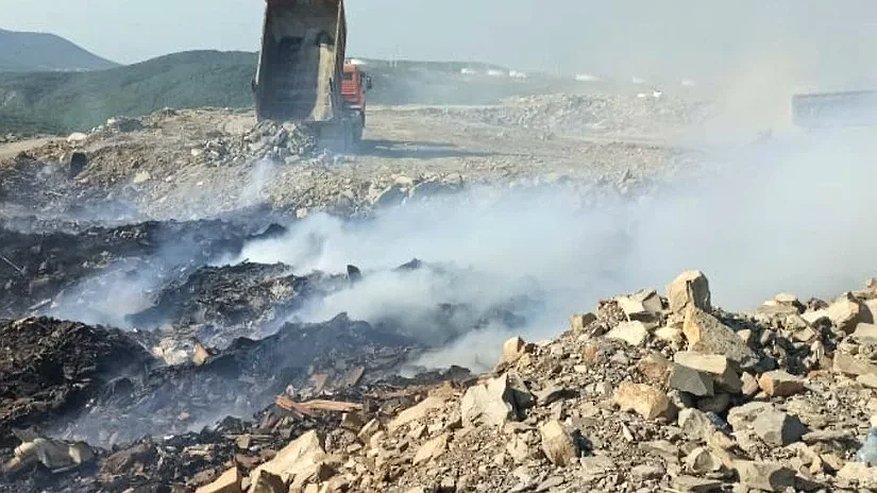 Главная картинка новости: В Новороссийске на горящем полигоне организовали новую площадку для временного приема мусора