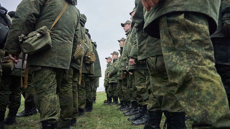 Главная картинка новости: Новая волна мобилизации готовится в России? Госдума приняла закон — с 1 января 2026 года повестки в армию получат все годные