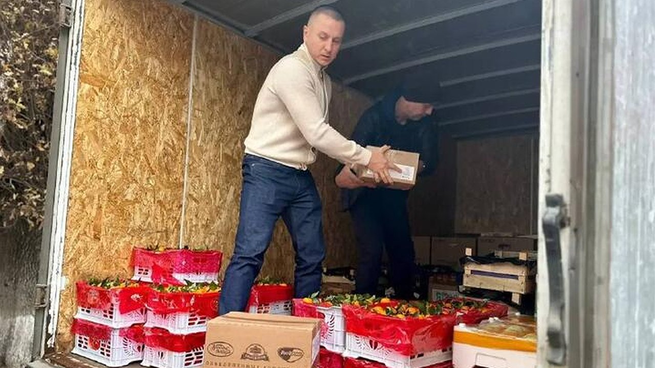 Главная картинка новости: Новогодний фургон добра: краснодарские депутаты собрали подарки для детей-сирот из Донецка