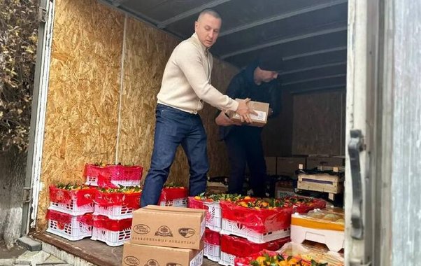 Новогодний фургон добра: краснодарские депутаты собрали подарки для детей-сирот из Донецка