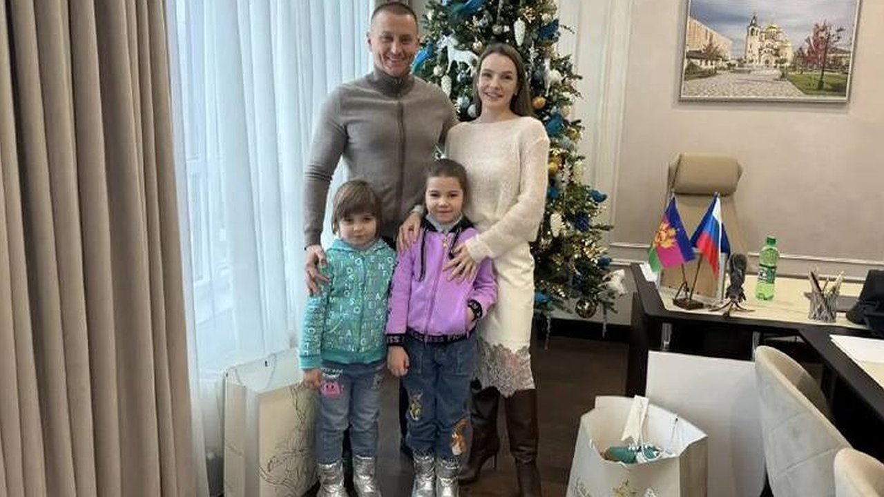 Главная картинка новости: Память об отце и двойной праздник: депутат поздравил с днём рождения сестёр, чей отец погиб на СВО