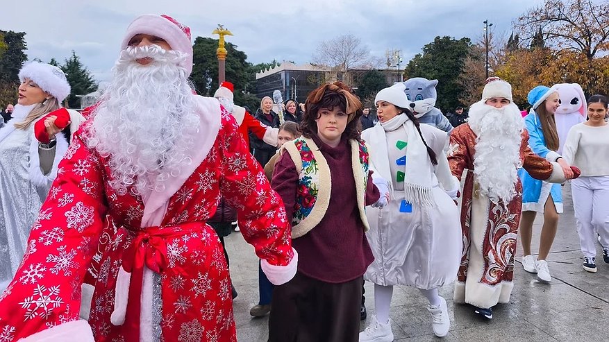 Главная картинка новости: Новогодний марафон в Сочи: для жителей и туристов стартовали более 250 праздничных событий