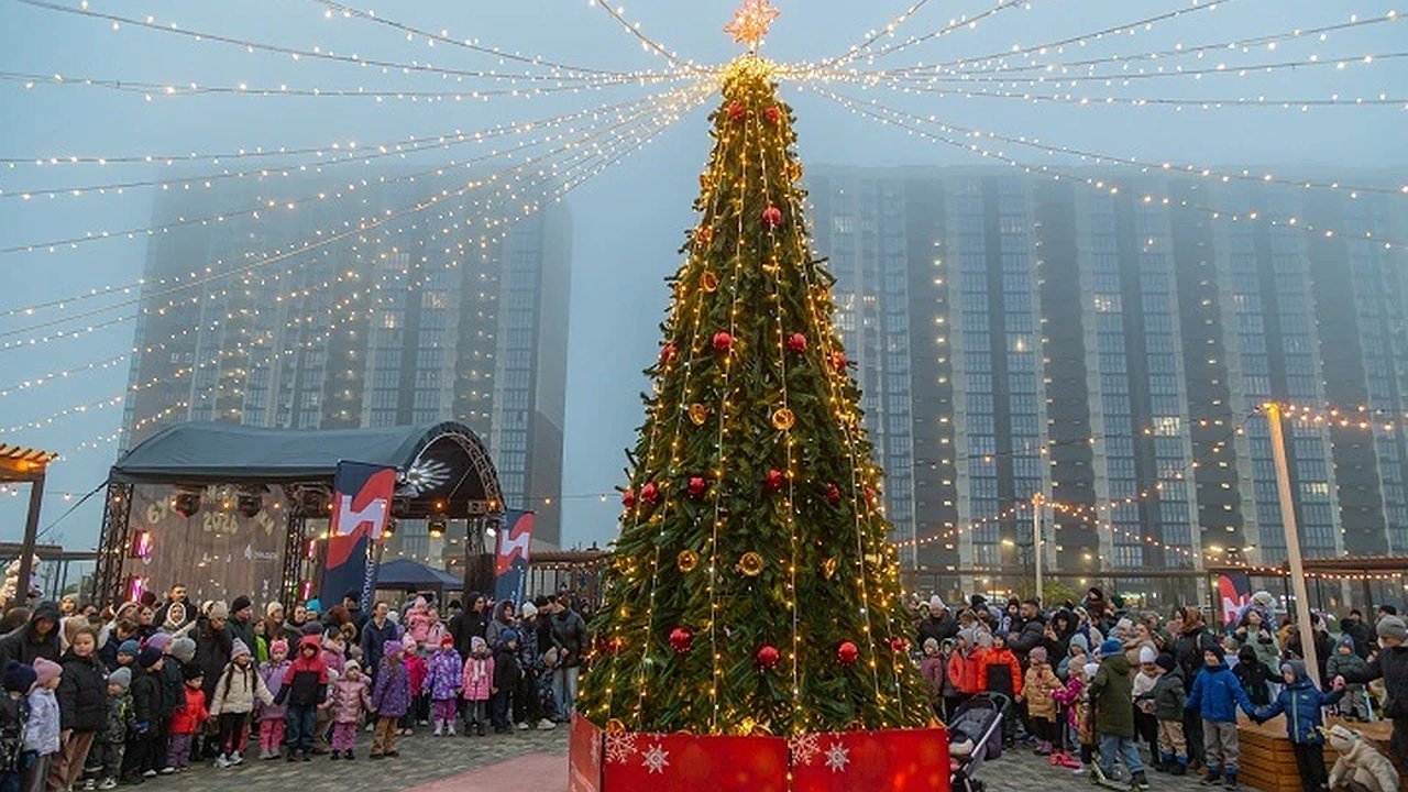 Главная картинка новости: Новогодняя ярмарка соседства: как в микрорайонах Краснодара создали атмосферу праздника и единения