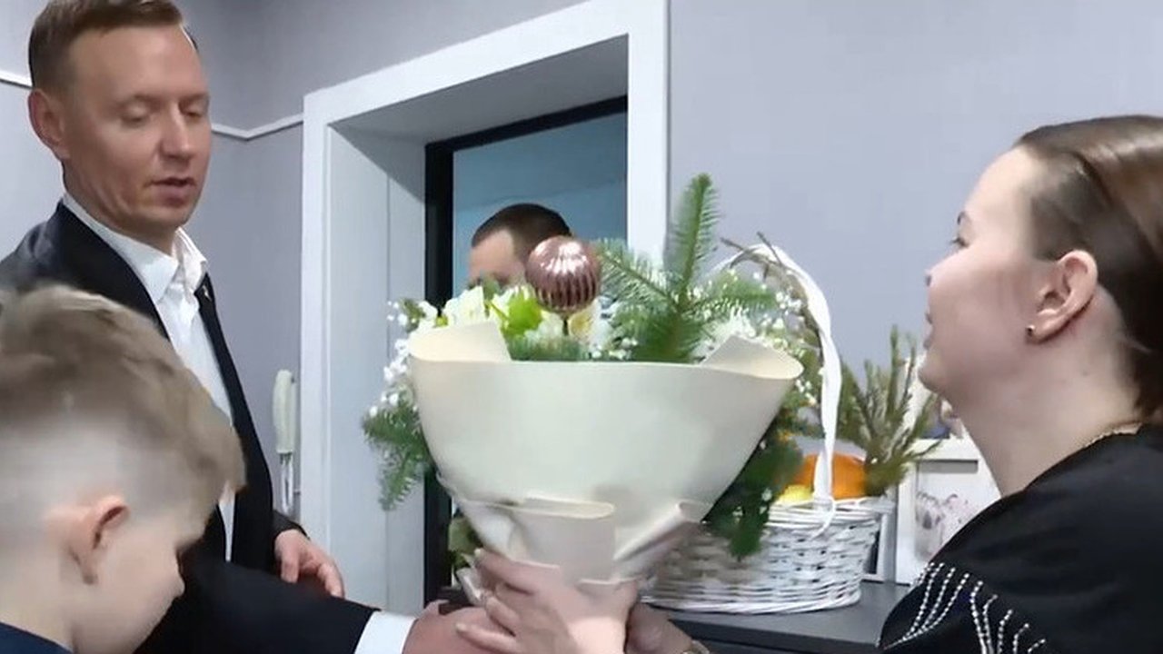 Главная картинка новости: С заботой о героях: глава Новороссийска навестил семью тяжелораненого участника СВО