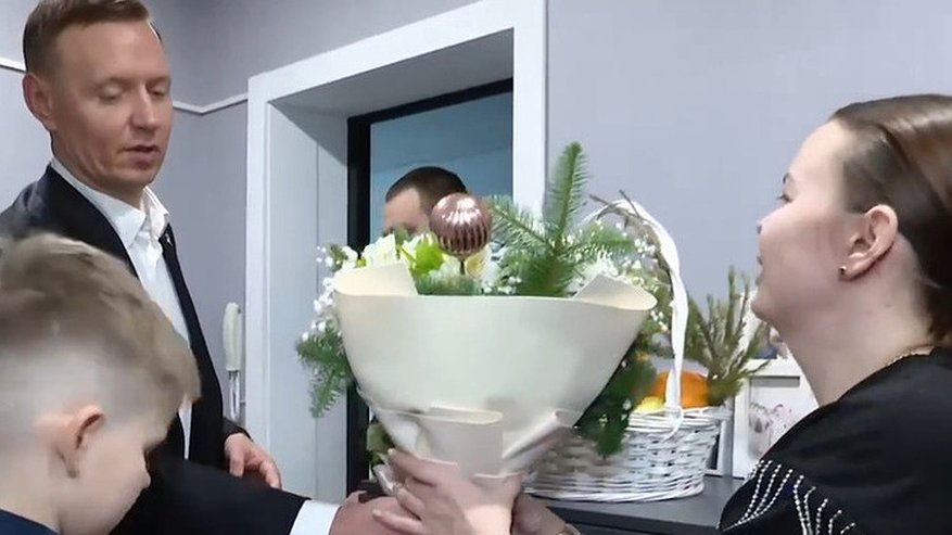 Главная картинка новости: С заботой о героях: глава Новороссийска навестил семью тяжелораненого участника СВО