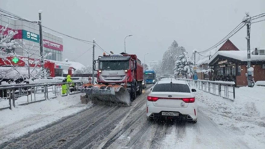 Главная картинка новости: Авиаузел под снежной блокадой: в сочинском аэропорту задержаны 10 рейсов из-за непогоды