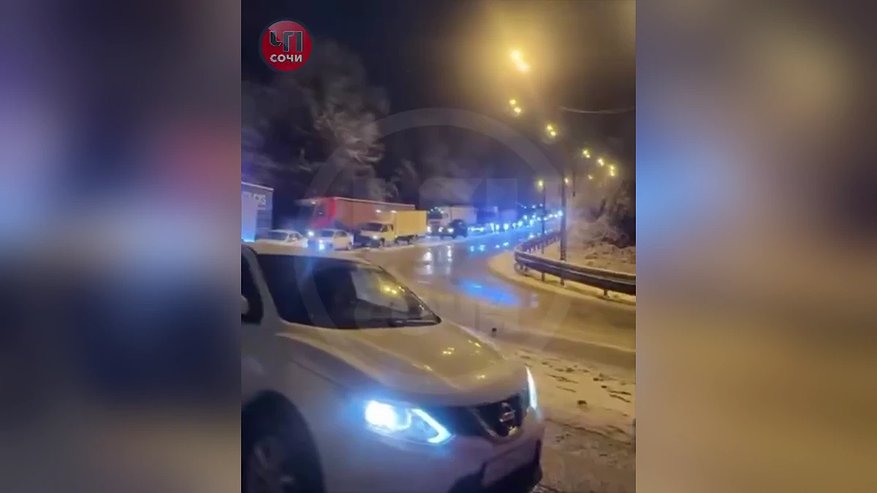Главная картинка новости: Снежный коллапс в Сочи: движение на трассе Джубга — Сочи парализовано, в аэропорту задерживаются десятки рейсов