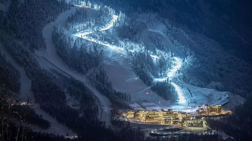 Главная картинка новости: С 29 декабря в Сочи стартует вечернее катание на склонах «Красной Поляны»