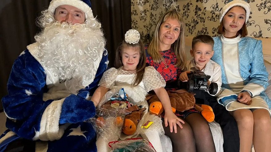Главная картинка новости: Подарки от губернатора: Вениамин Кондратьев исполнил новогодние мечты детей из Сочи в рамках акции «Доброелка»